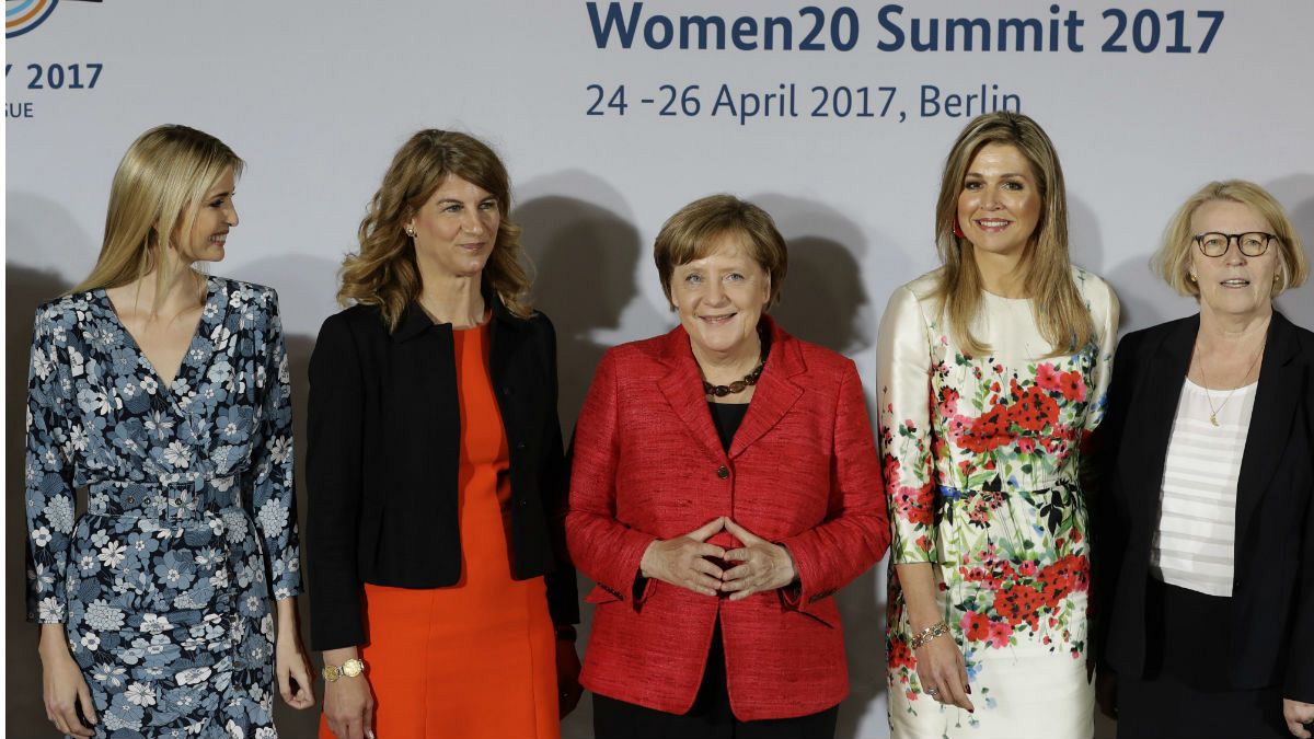 از چپ: ایوانکا ترامپ، دختر رئیس جمهوری آمریکا، استفانی بشور، رئیس انجمن زنان کارآفرین آلمان، آنگلا مرکل، صدراعظم آلمان، ماکسیما ملکه هلند و مونا کوپرز، رئیس شورای زنان آلمان
