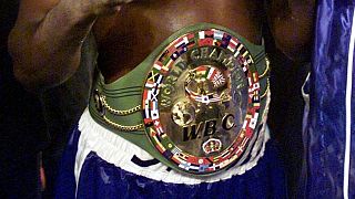 Junior Makabu conserve sa ceinture WBC avec panache