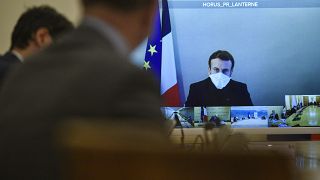 Macron desde su residencia presidencial en Versalles mientras asiste por videoconferencia a la reunión semanal del gabinete de Gobierno, el 21 de diciembre de 2020.