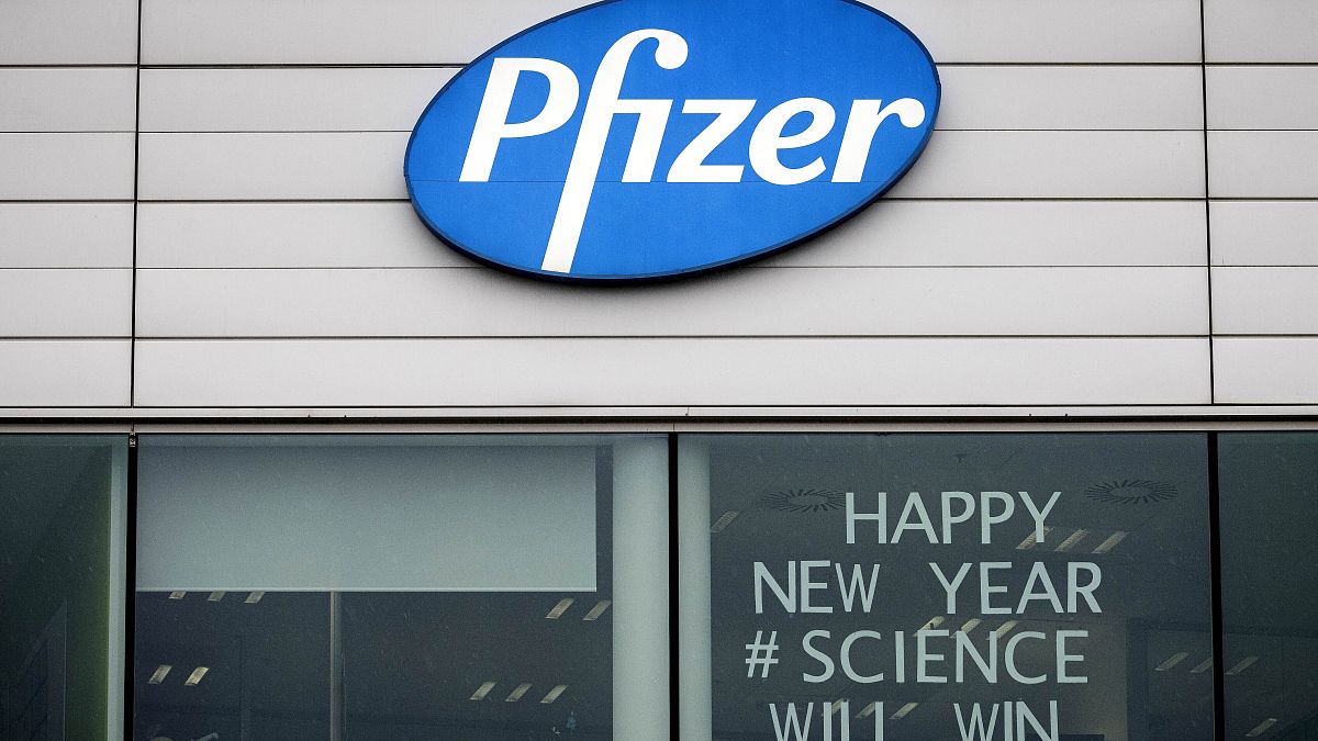 "Наука победит!" - надпись на окне штаб-квартиры Pfizer в бельгийском Пурсе