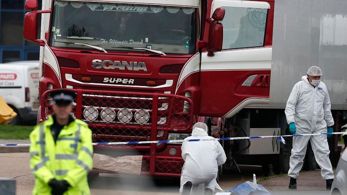 شاحنة التبريد التي وجدت في منطقة غرايز الصناعية شرق لندن وبداخلها جثث 39 مهاجراً 