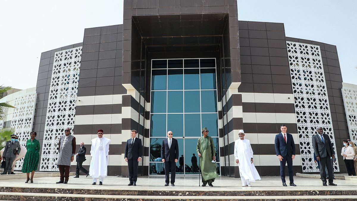 الرئيس الفرنسي إيمانويل ماكرون وقادة بوركينا فاسو ومالي وموريتانيا والنيجر وتشاد، وإسبانيا في قمة لزعماء مجموعة دول الساحل استضافتها نواكشوط/30 يونيو2020