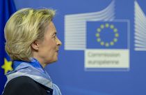 Η πρόεδρος της Κομισιόν Ούρσουλα Φον ντερ Λάιεν ανακοινώνει την έγκριση του εμβολίου της Pfizer από την Ευρωπαϊκή Επιτροπή