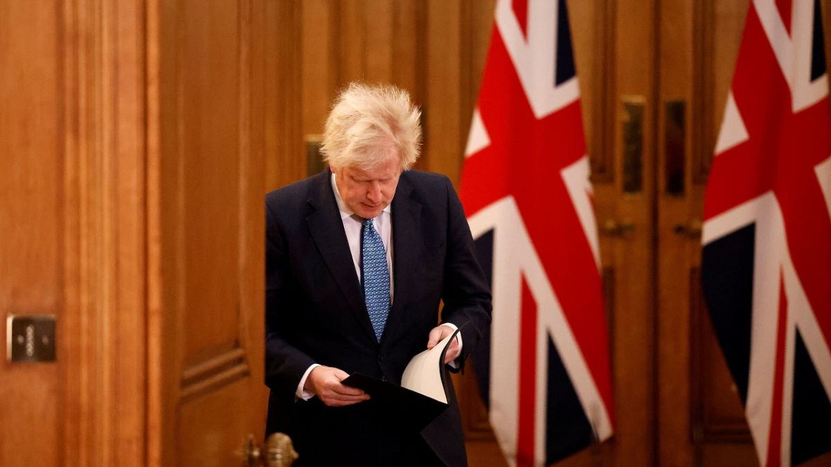 رئيس الوزراء البريطاني بوريس جونسون قبل حديثه عن سلالة كوفيد-19 الجديدة