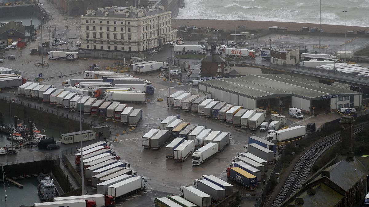 Camiones aparcados en el puerto inglés de Dover tras el cierre del Canal de la Mancha