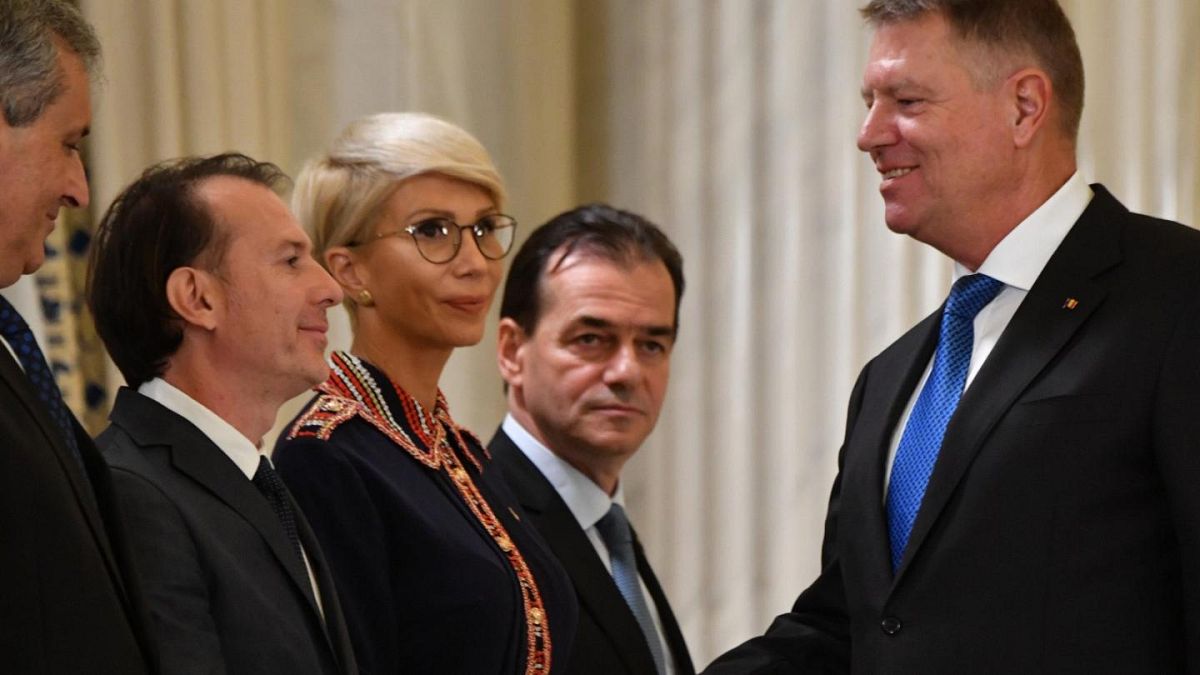 Romanya Maliye Bakanı (soldan ikinci) Cumhurbaşkanı Klaus Iohannis ile el sıkışırken (arşiv) 