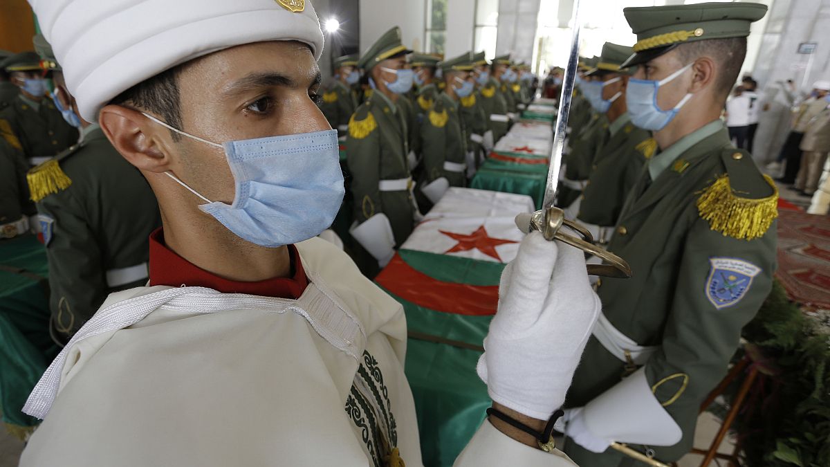 La cerimonia del rientro dei resti dei combattenti algerini