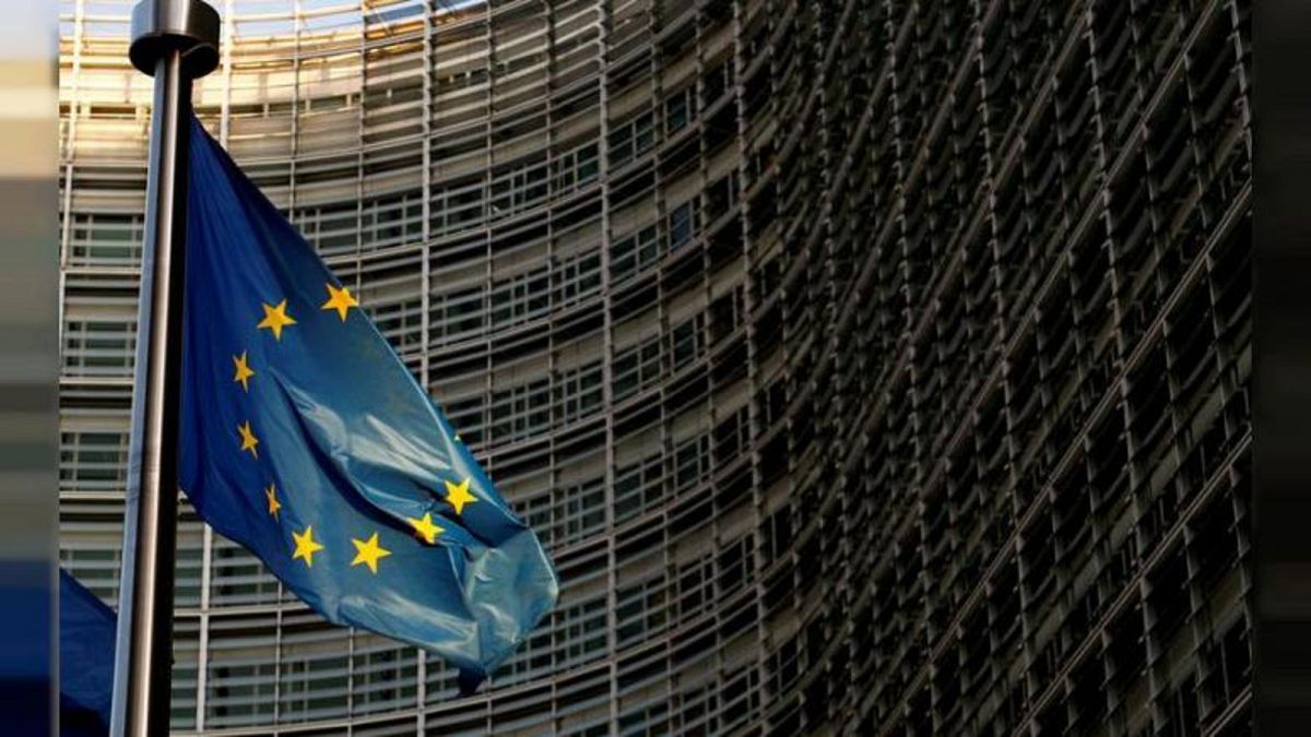 علم الاتحاد الأوروبي أمام المفوضية الأوروبية في العاصمة البلجيكية، بروكسل