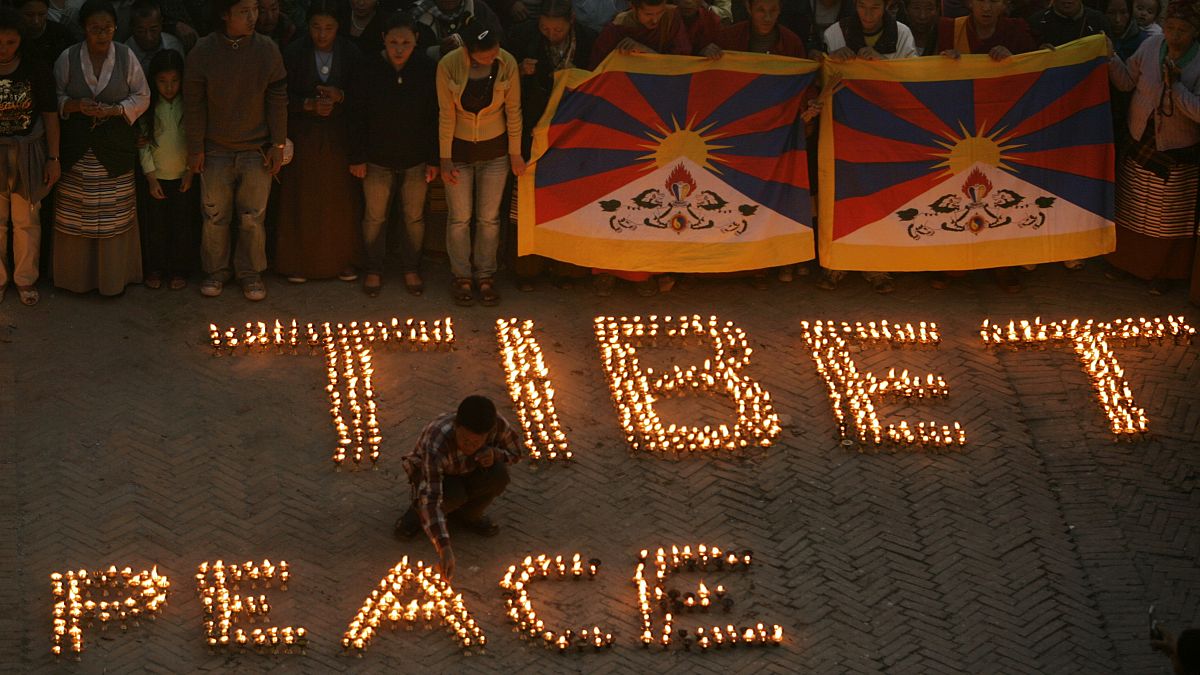 Nepal'de yaşayan Tibetliler, Çin Büyükelçiliği önünde barışçıl gösterisi düzenlerken (arşiv)