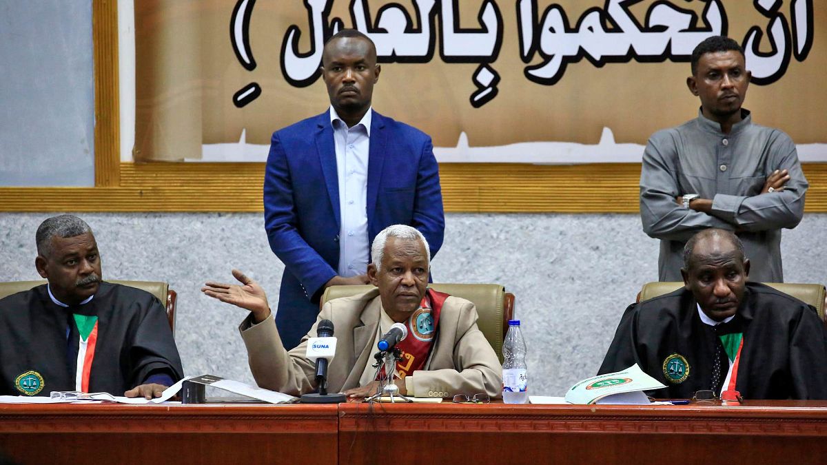 رئيس المحكمة عصام الدين محمد إبراهيم (وسط) يتحدث خلال جلسة استماع في محاكمة الرئيس السوداني المخلوع عمر البشير، الخرطوم، في 6 أكتوبر 2020.