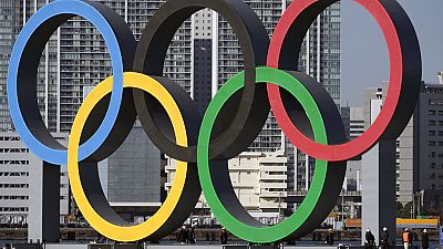 Die olympischen Ringe wurden Anfang Dezember in Tokio aufgestellt. Aber finden die Spiele überhaupt statt?