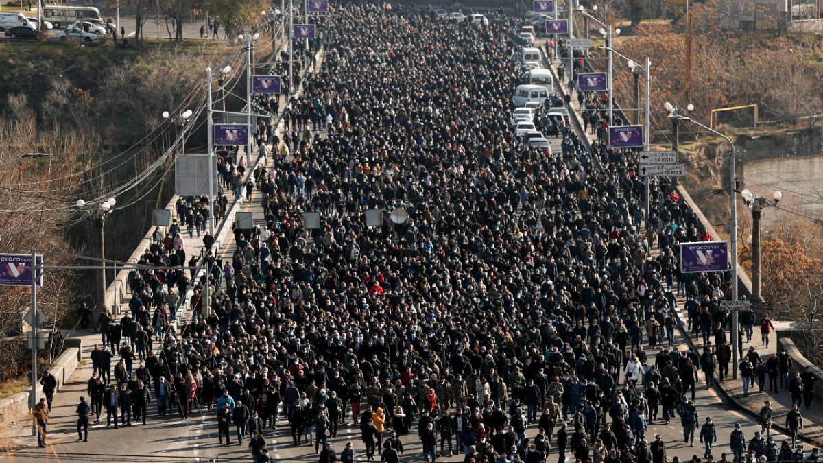 Haftasonunda Dağlık Karabağ'da ölenlerin anısına yapılan yürüyüşe Paşinyan yanlıları ve karşıtları birlikte katılmıştı