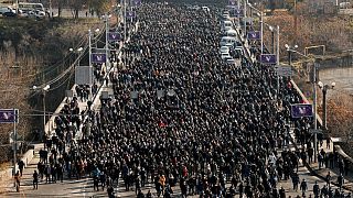 Haftasonunda Dağlık Karabağ'da ölenlerin anısına yapılan yürüyüşe Paşinyan yanlıları ve karşıtları birlikte katılmıştı