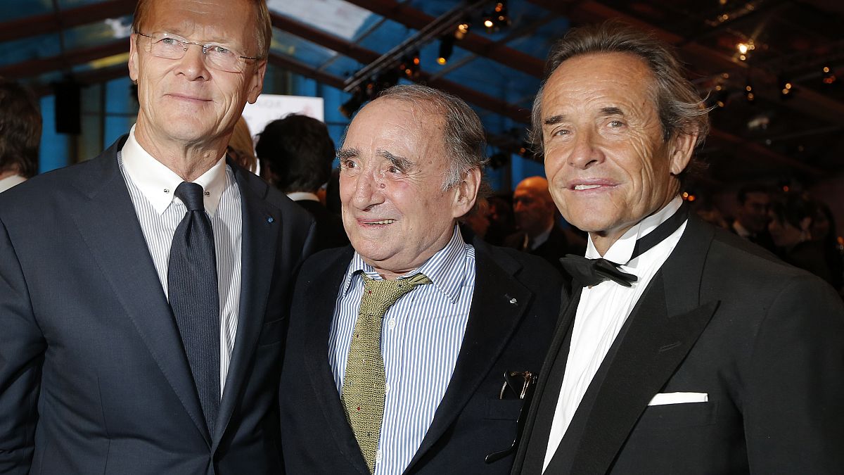 Claude Brasseur en compagnie des anciens pilotes automobiles Ari Vatanen et Jacky Ickx en 2013 à Paris