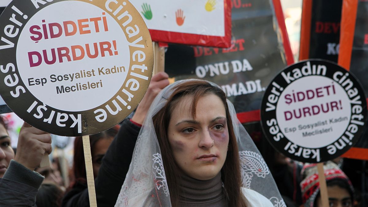 صورة من الارشسف- نساء يحملن لافتات كتب عليها "أوقفوا العنف" احتجاجاً على الاغتصاب والعنف الأسري،  أنقرة، تركيا 