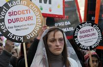 صورة من الارشسف- نساء يحملن لافتات كتب عليها "أوقفوا العنف" احتجاجاً على الاغتصاب والعنف الأسري،  أنقرة، تركيا