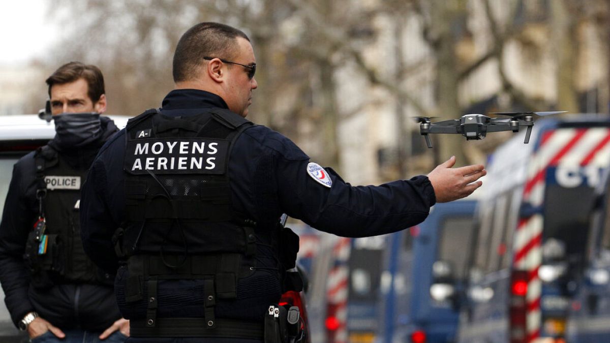 Fransız polisi Paris'te drone kullanırken
