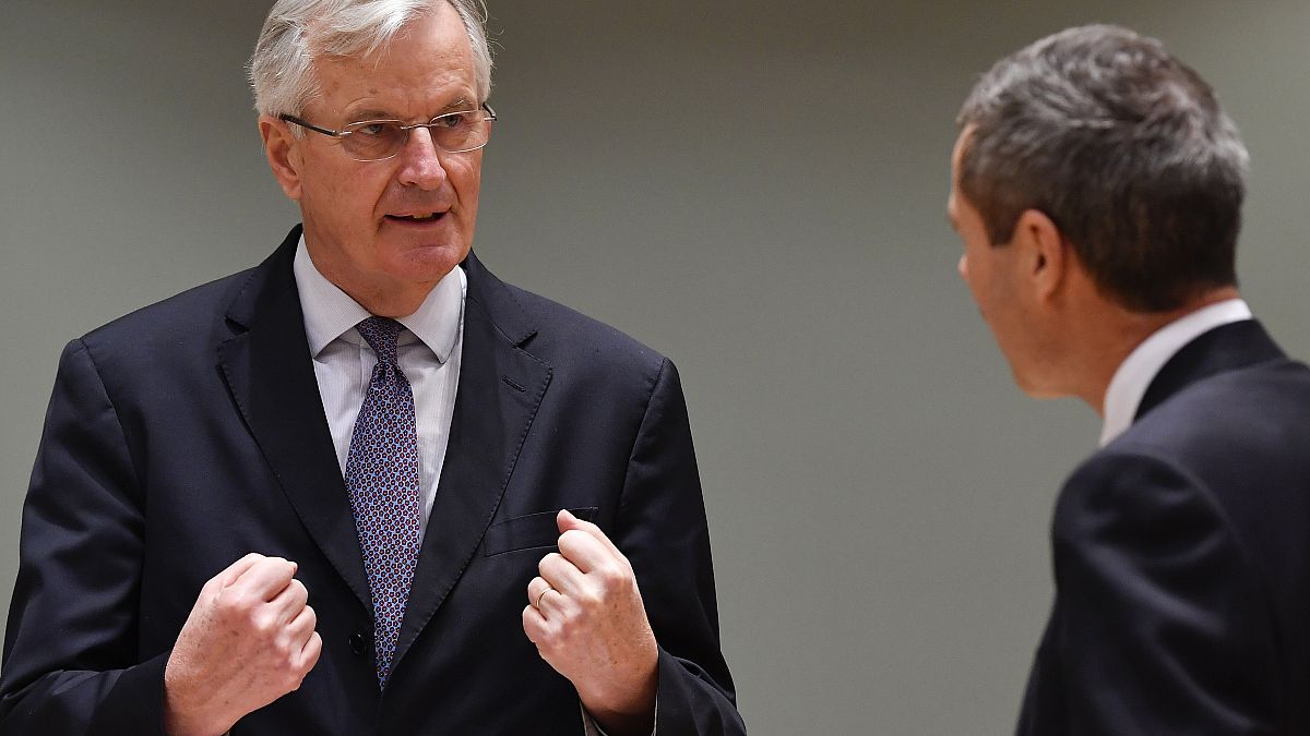 El jefe negociador de Brexit de la Unión Europea, Michel Barnier, habla con el Embajador Michael Clauss, Representante Permanente de Alemania ante la Unión Europea.