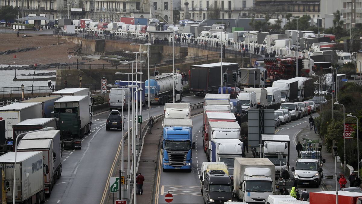Frankreich öffnet Grenze - Massentests für Lkw-Fahrer in Dover