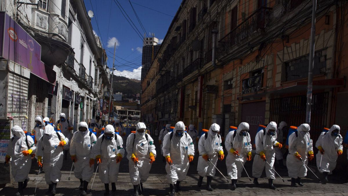 Fertőtlenítő munkások Bolívia fővárosában, La Pazban 2020. április 2-án