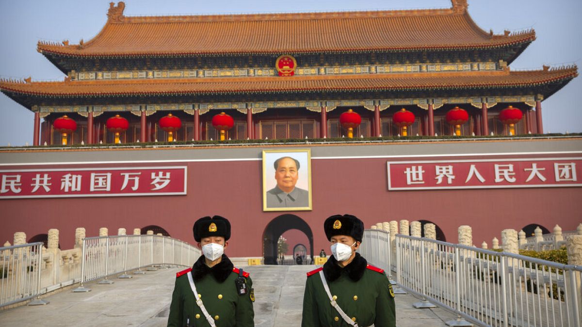 Szájmaszkos katonák a pekingi Tienanmen téren