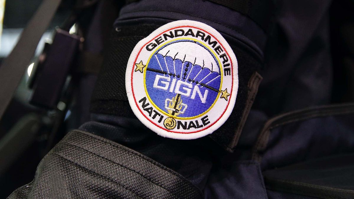 Во Франции неизвестный застрелил трех жандармов