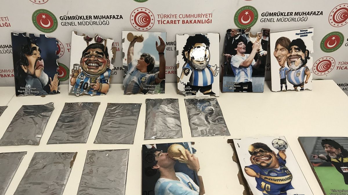 İstanbul'da Maradona'nın tablolarının arkasına gizlenmiş kokain ele geçirildi