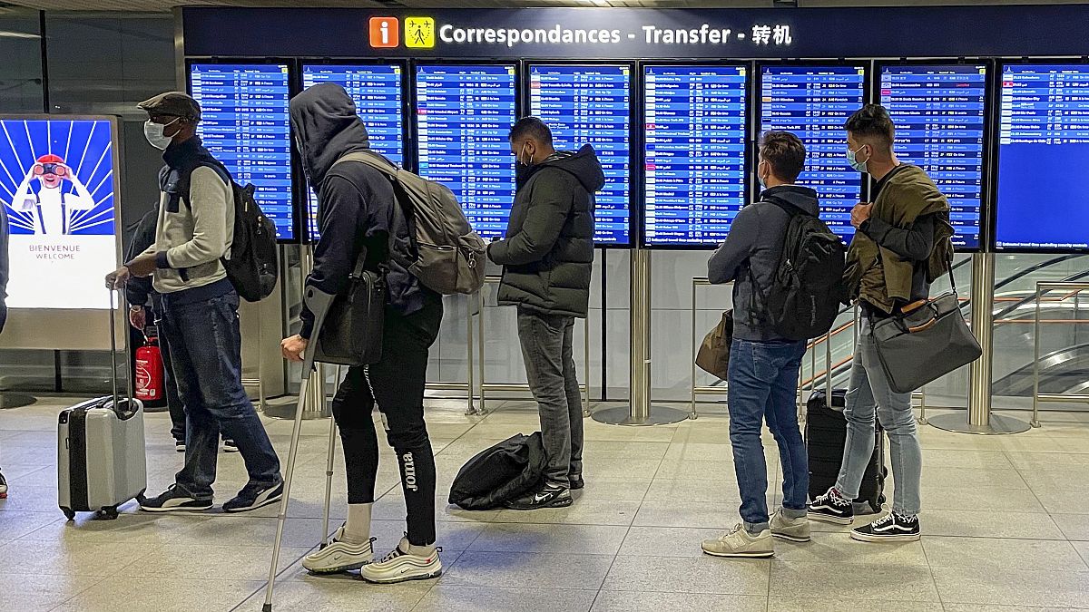 مسافرون في مطار شارل ديغول-باريس