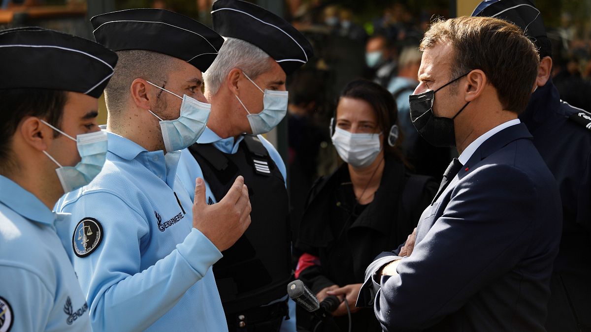Президент Франции встречается с жандармами в Тенде октябрь 2020 г.