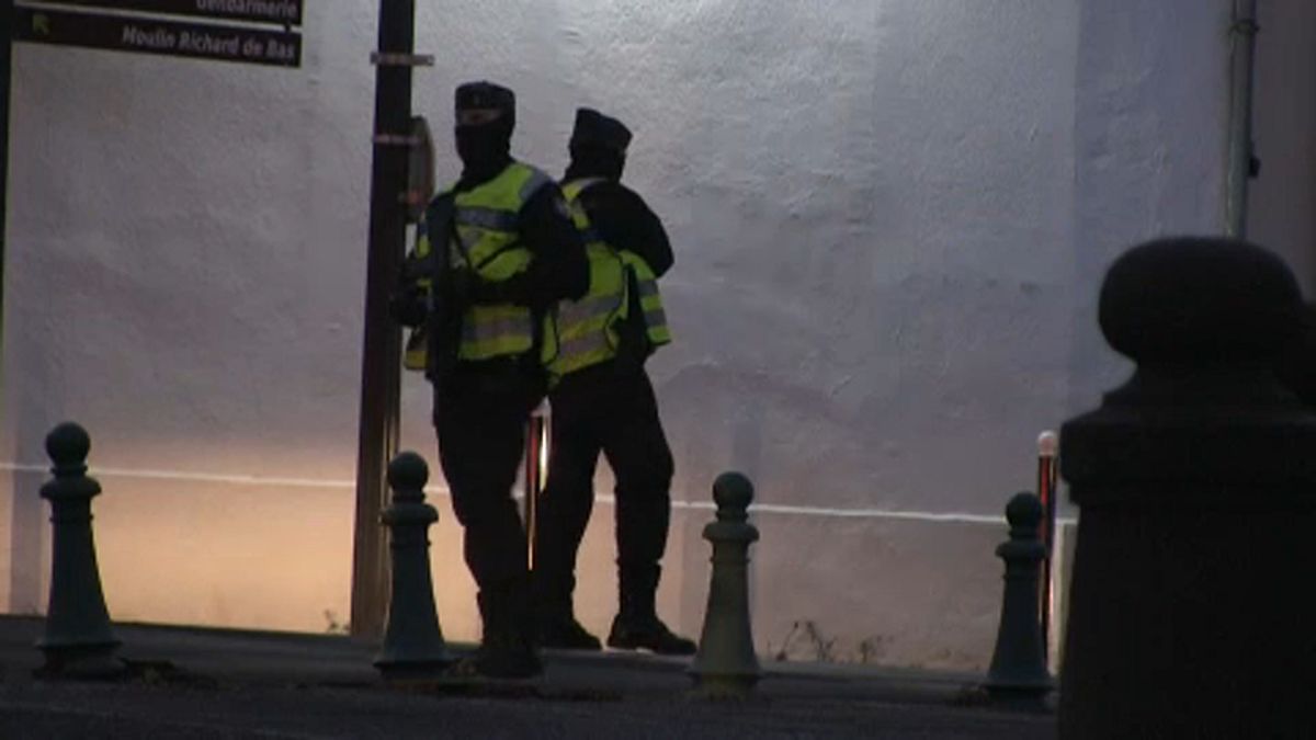 Três polícias mortos a tiro em França 