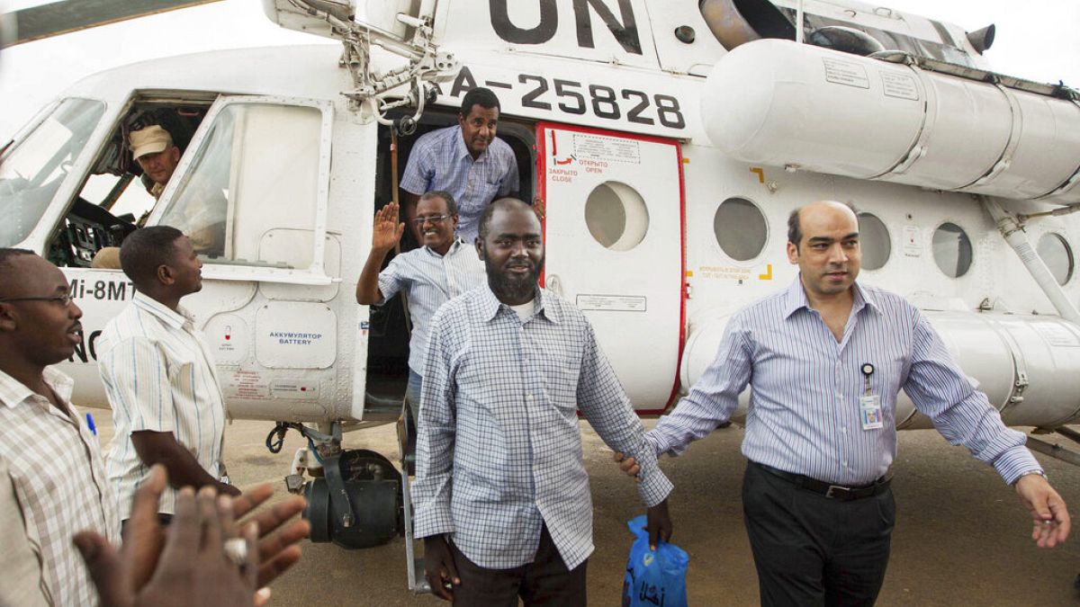Sudan'da BM tarafından milislerin elinden kurtarılan insani yardım çalışanları.