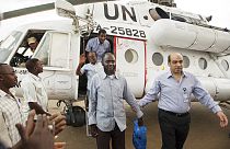 Sudan'da BM tarafından milislerin elinden kurtarılan insani yardım çalışanları.