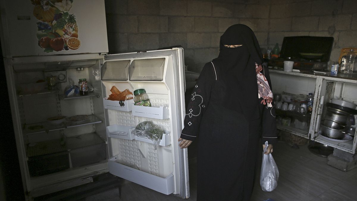 سيدة من غزة تظهر ثلاثة فارغة 
