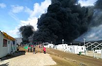 Sűrű, fekete füstfelhő terjengett a lipai menekülttábor felett, ahol 1200-an élnek