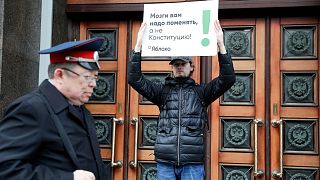 یک معترض به اصلاحات قانون اساسی مقابل پارلمان روسیه