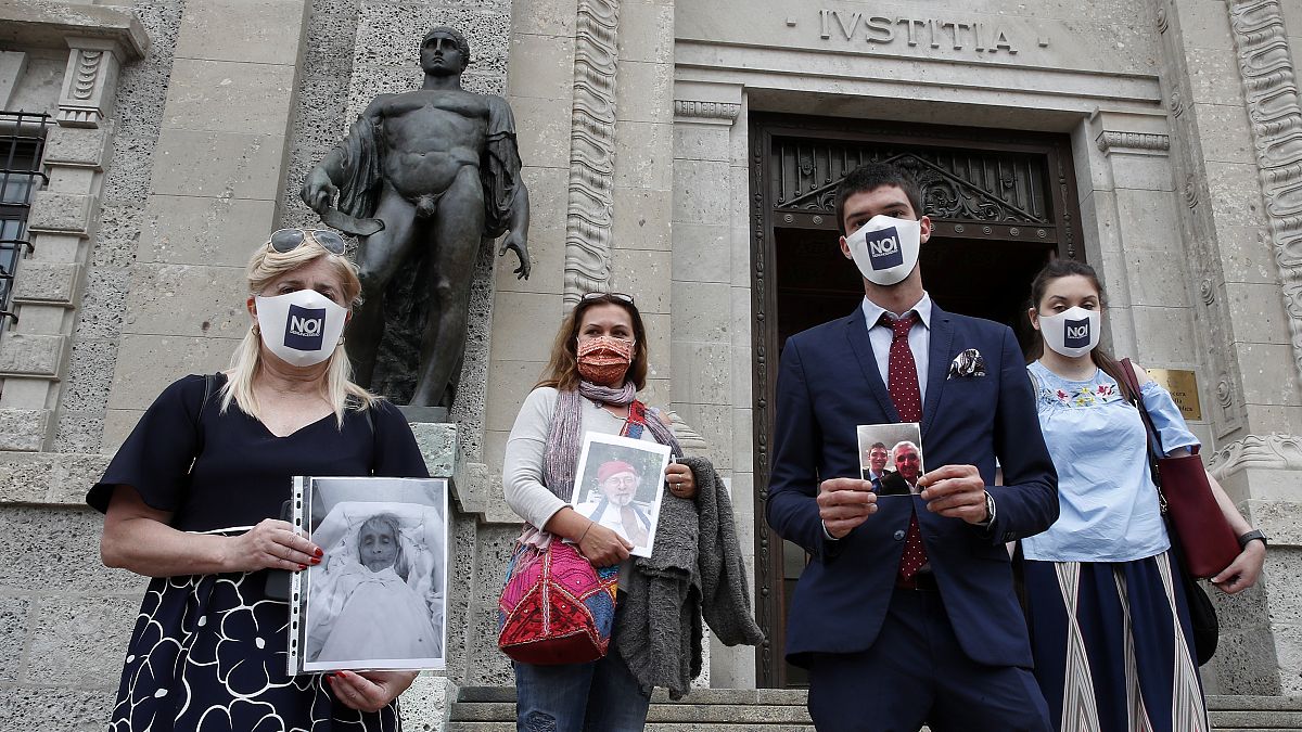 Angehörige, die Verwandte verloren haben im Juni 2020 vor dem Gerichtsgebäude in Bergamo. 