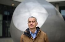 Domokos Gábor, az egyik feltaláló a négytonnás, 4,5 méter magas, rozsdamentes acélból készült Gömböc-szobor előtt