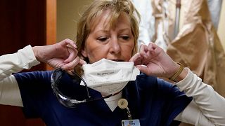 الممرضة شيلي جيراردين وهي تزيل القناع الواقي بعد المرور على وحدة كوفيد-19 في أحد مستشفيات اسكتلندا، 24 تشرين الثاني (نوفمبر) 2020