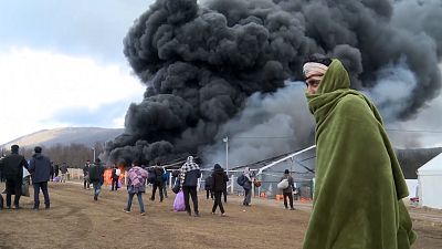 Un camp de migrants détruit par le feu en Bosnie