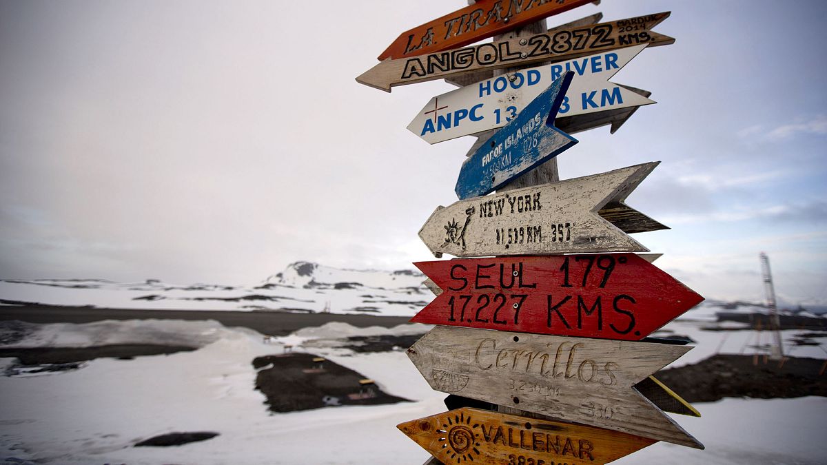 Antartika'daki Kral George Adası'nda dünyanın bazı kentlerine olan mesafeyi gösteren ahşap levha.