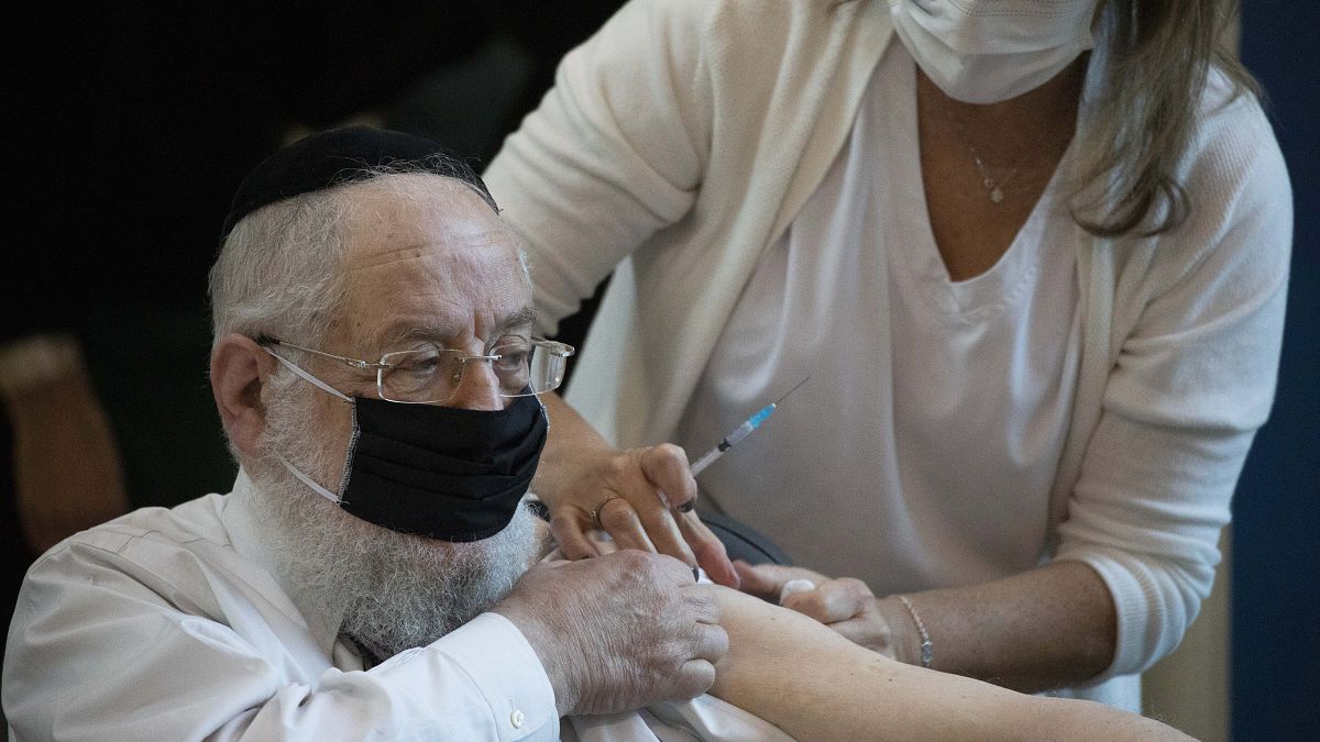 مسن إسرائيلي يتلقى اللقاح المضاد لكورونا