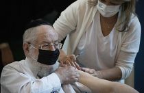 مسن إسرائيلي يتلقى اللقاح المضاد لكورونا