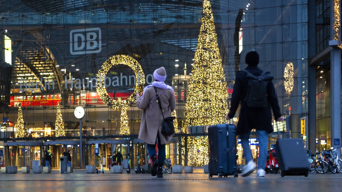 Am Bahnhof in Berlin - weniger Reisende zu Weihnachten 2020