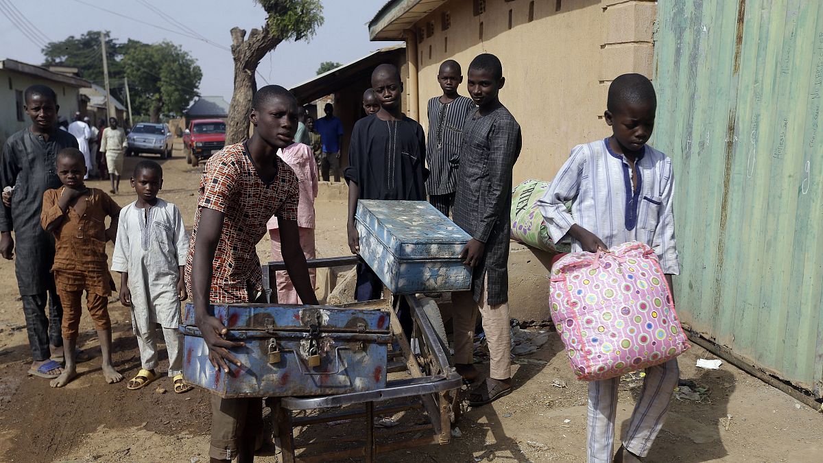 Nijerya'nın Katsina eyaletinin Kankara kentinde kaçırıldıktan 6 gün sonra serbest kalan erkek öğrenciler