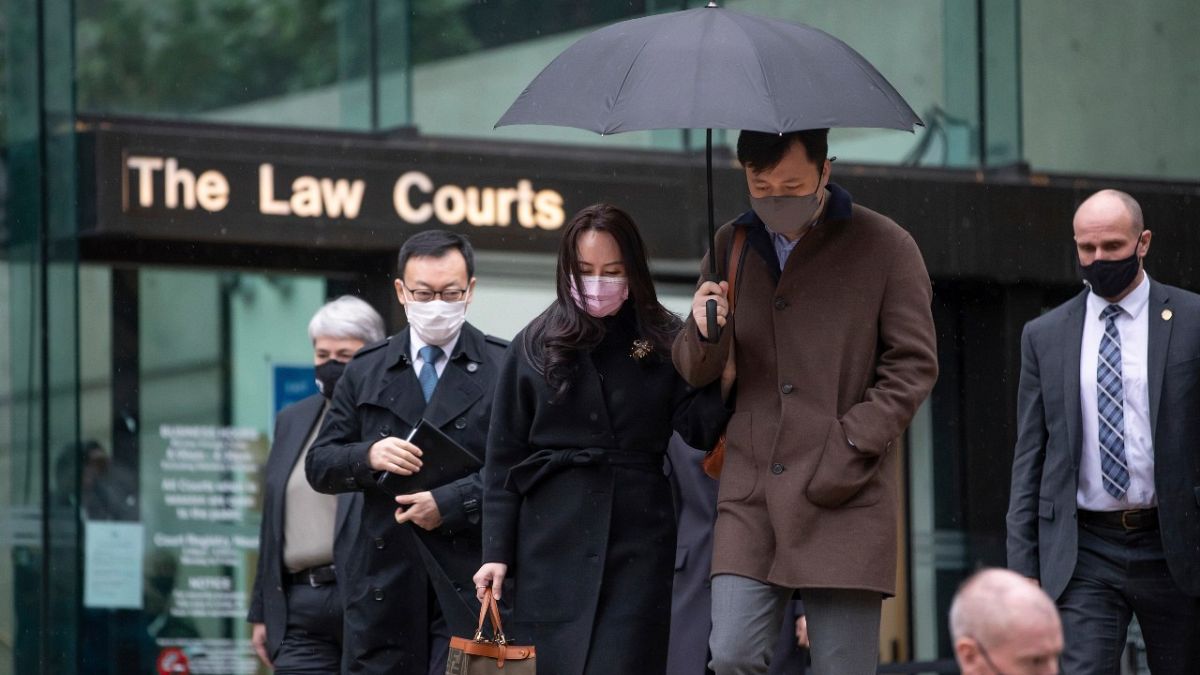 مينغ وانتشو وزوجها يغادران المحكمة العليا في كولومبيا البريطانية، كندا
