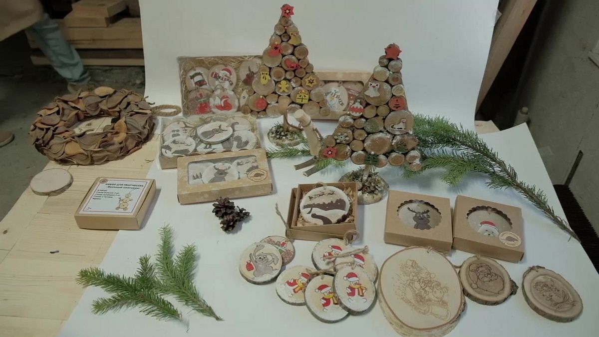 زينة عيد الميلاد مصنوعة من الخشب المعاد تدويره