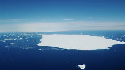 تصویربرداری هوایی از کوه یخی که در اقیانوس اطلس جنوبی دو تکه شد