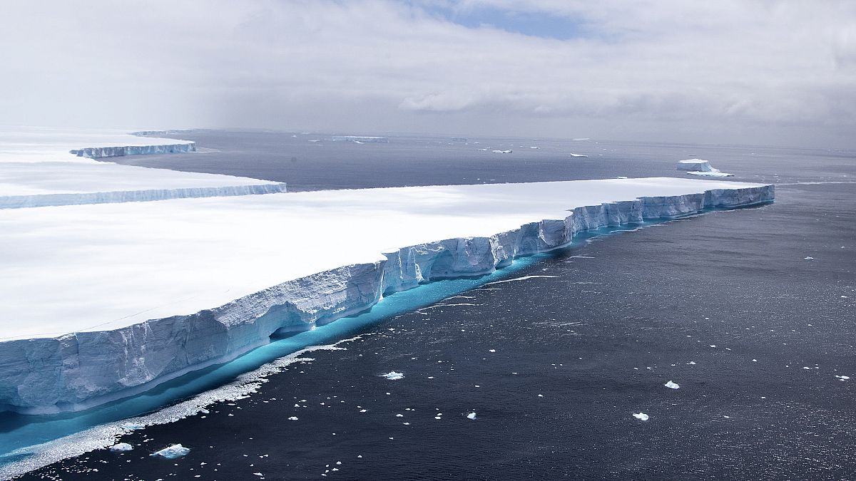 El iceberg más grande del mundo se hace pedazos y los científicos advierten graves consecuencias