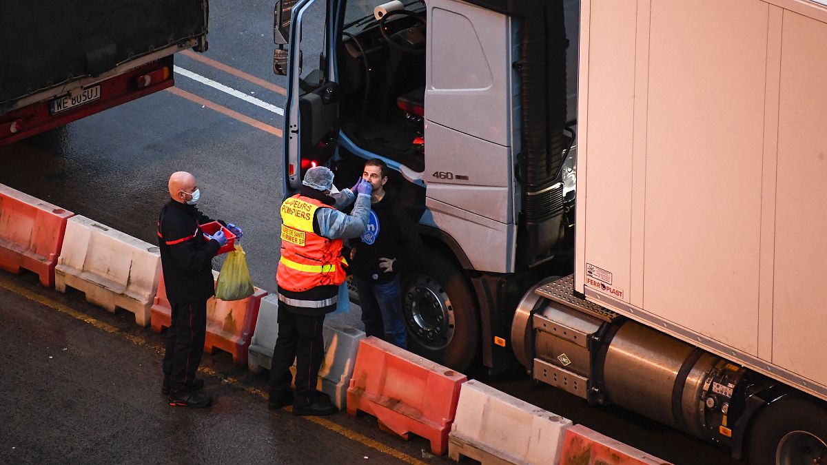 Mobile Test-Teams ziehen im Hafen von Dover von Truck zu Truck und nehmen Abstriche für den obligatorischen Coronatest