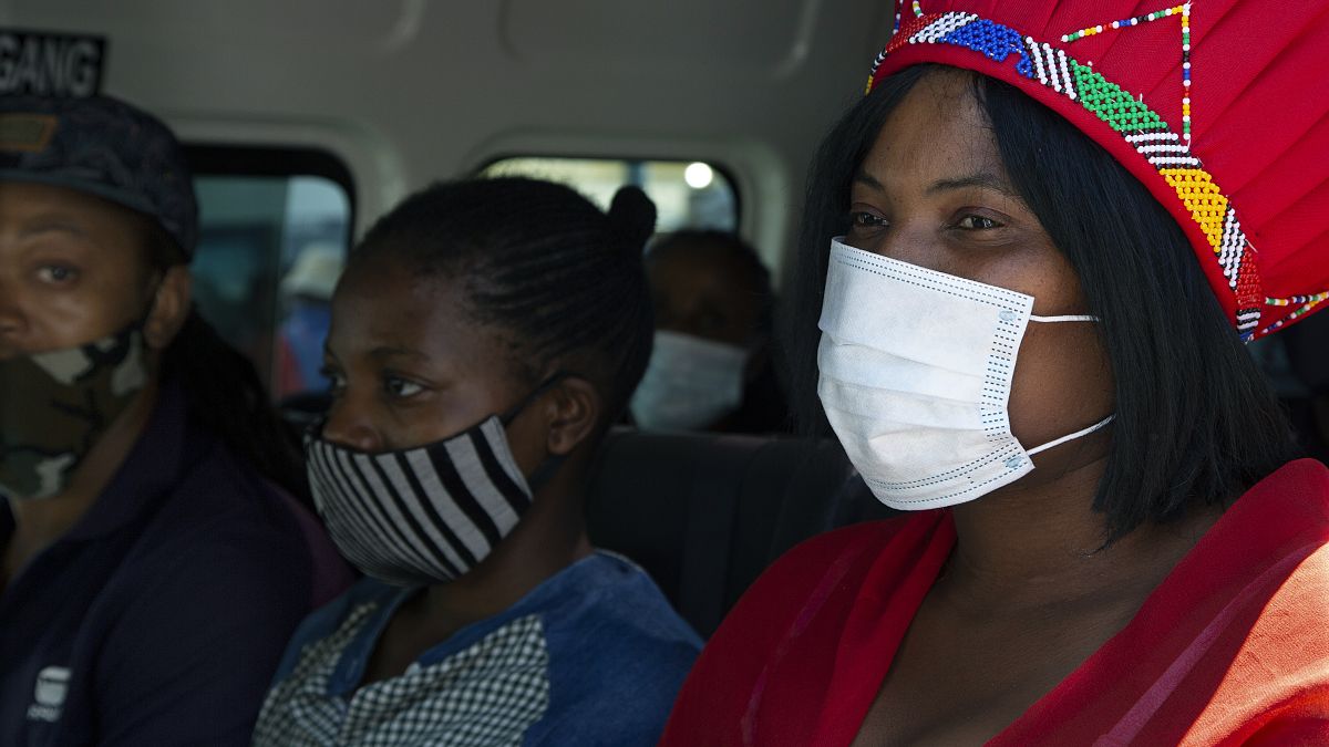 Personas con mascarilla en un minibús en Johanesburgo, Sudáfrica